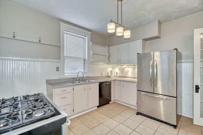 Building Photo - 371 Alexander St