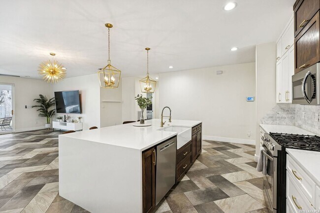 Building Photo - 303 Pendleton Ave