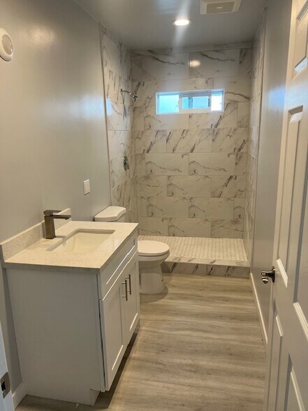 Building Photo - 3937 Denker Ave