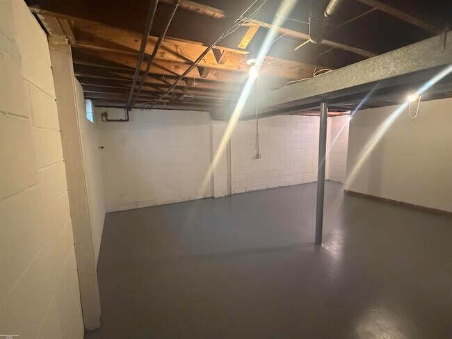 Building Photo - 20644 Hollywood St
