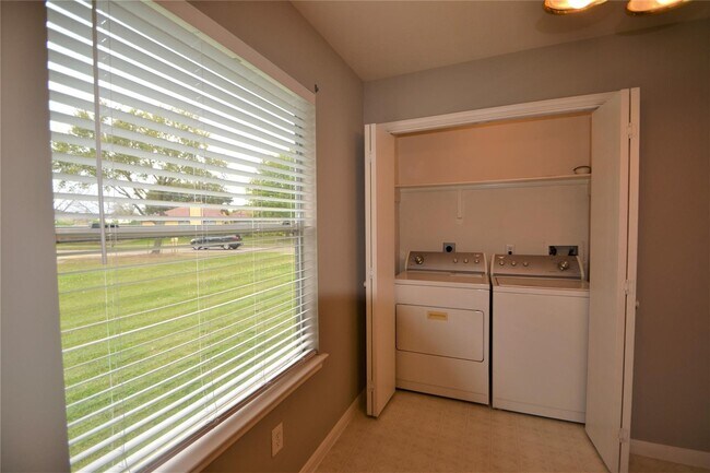 Building Photo - 5126 Riverwood Dr