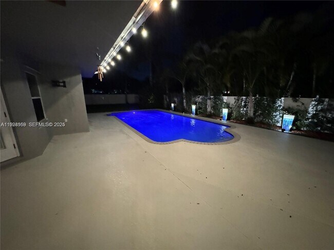 Building Photo - 8965 SW 59th Ct