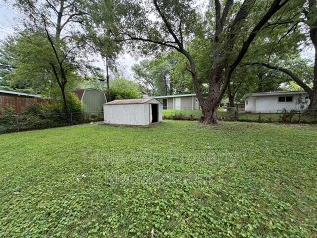 Building Photo - 865 Robinwood Dr