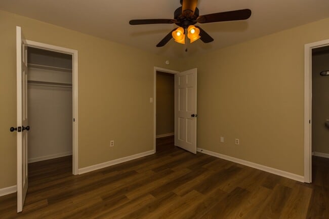 Building Photo - 4 Bed 2.5 bath