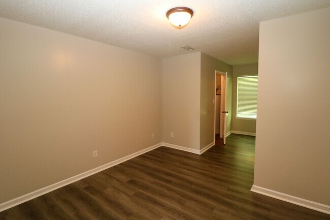 Building Photo - Lincoln Tri-Plex Upstairs Unit