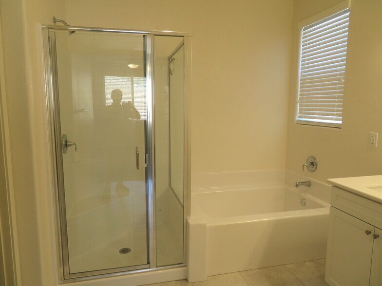 Tub/shower in Master Bath - 1301 Catalina Rdg