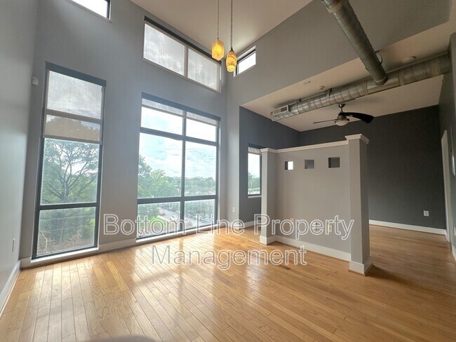Building Photo - 514 W 10th St