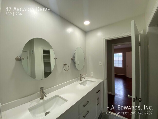 Building Photo - 87 Arcadia Dr