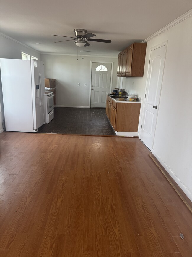 Living kitchen area - 2225 Macon Ave