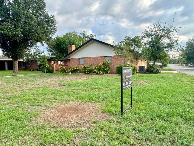Building Photo - Coming Available June 2025 - 3-Bedroom Hom...