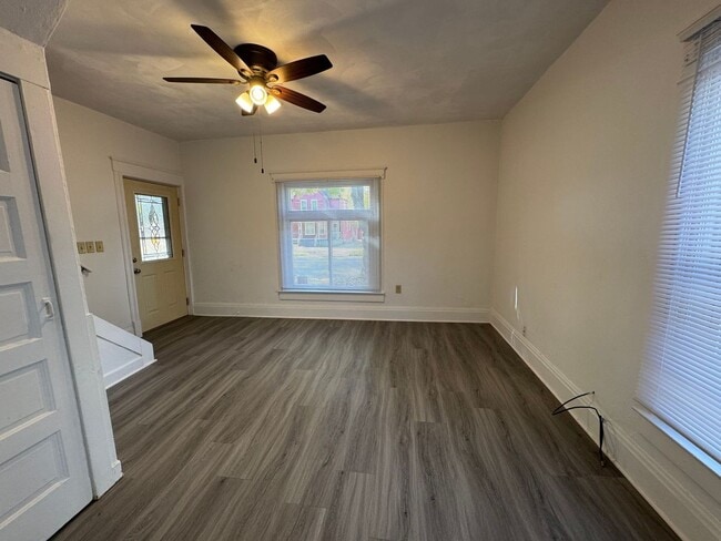 Building Photo - 2 Bedroom 1 Bathroom Duplex in Beloit, WI