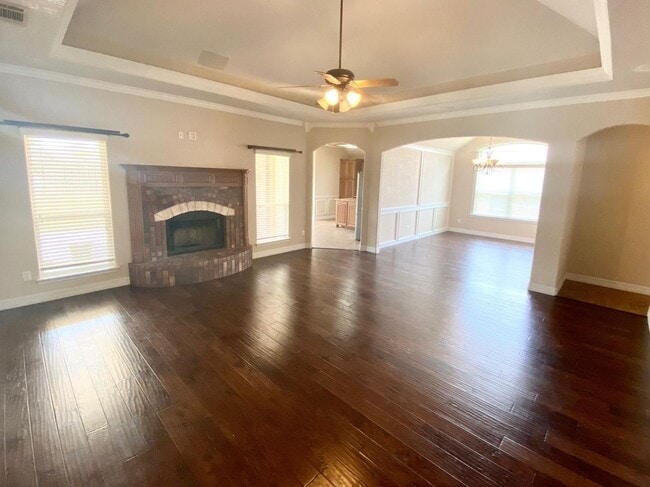 Building Photo - AVAILABLE NOW!