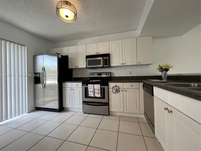Building Photo - 895 Crystal Lake Dr