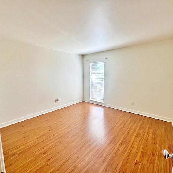 Building Photo - 210 Pelham Rd