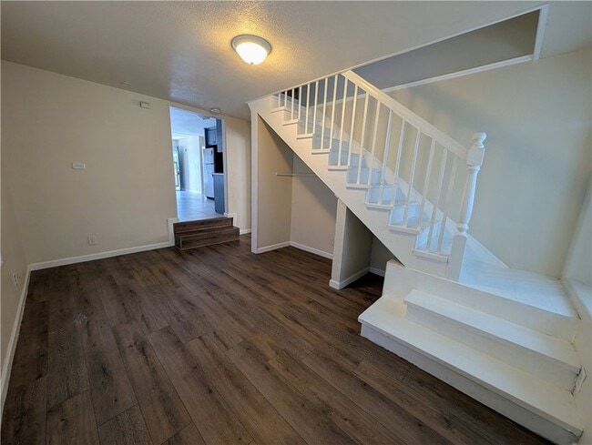 Building Photo - 637 Jester St