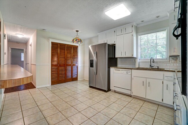 Building Photo - 606 Evergreen Dr
