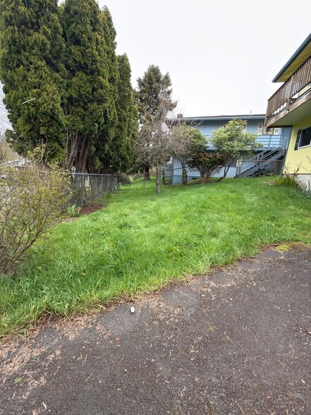 Building Photo - 2547 NE Holmes Rd