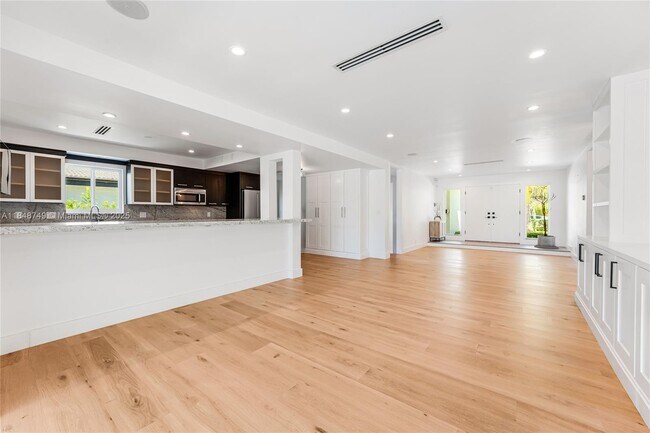 Building Photo - 740 S Shore Dr
