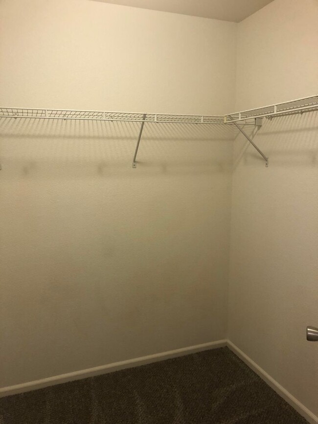 Building Photo - Well Maintained 2 Bed 3 Bath 2 Car Two-sto...