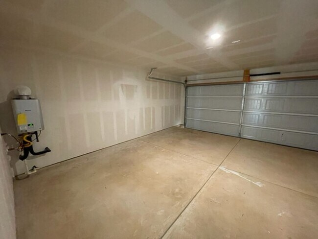 Building Photo - Ready for Move In- Modern & Roomy- 4 Bedro...