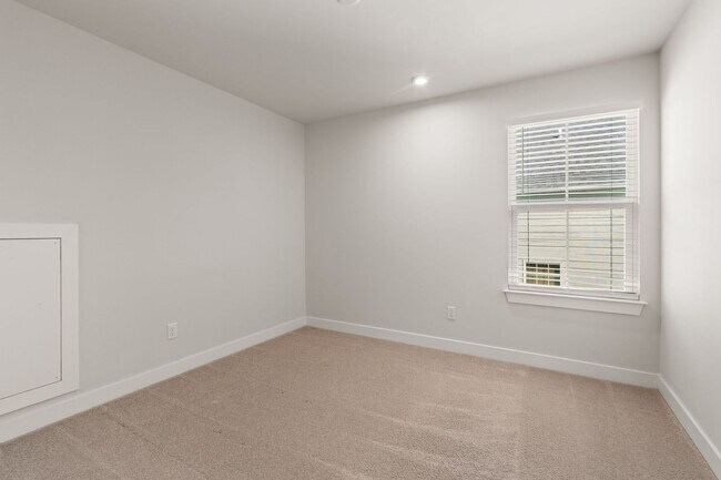 Building Photo - 4BR House