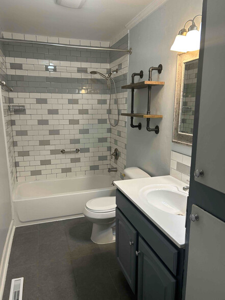 Building Photo - 436 Riverdale Rd