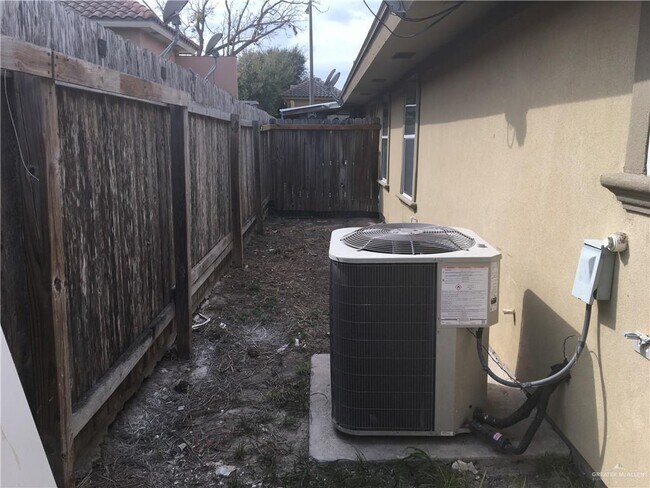 Building Photo - 17 Parkplace Ave