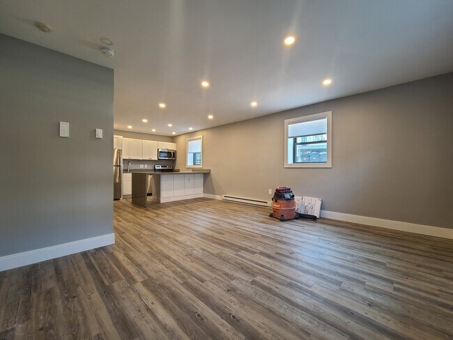 Building Photo - 15 Carson St