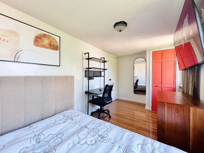 Building Photo - Private Bedroom in a 3 bedroom / 1 bathroo...