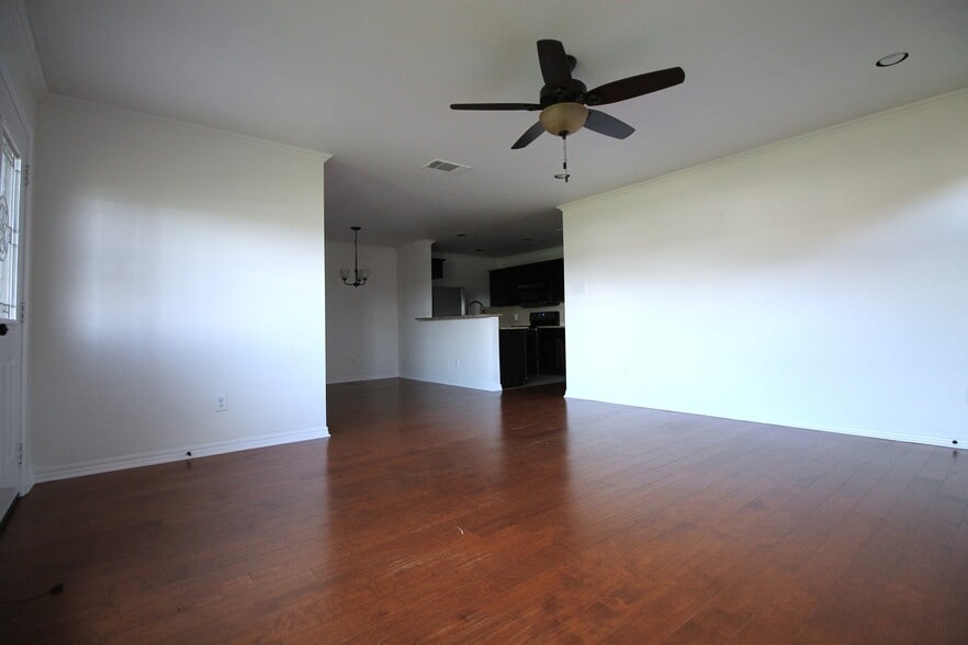 Building Photo - 935 /937 Robineta Ln