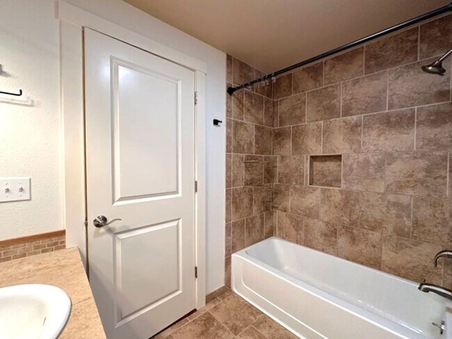 Building Photo - 1 bedroom top floor condo home in Stadium ...