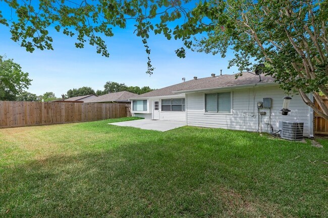 Building Photo - 1534 Vickery Dr