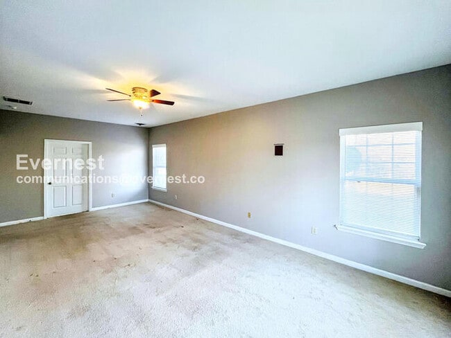 Building Photo - 4 Bed/2.5 Bath Home with Fenced Yard & Garage / Pet-Friendly / Available Now!