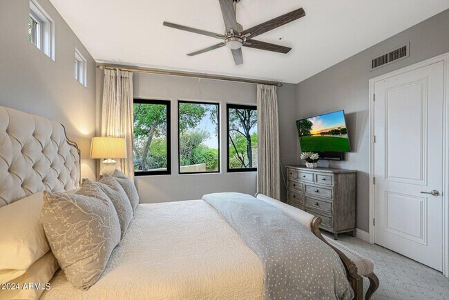 Building Photo - Beautiful custom home with backyard Oasis!