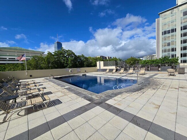 Building Photo - Fully Furnished Executive Condo Rental 2br/2ba/1pkg - Waikiki
