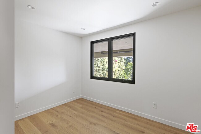 Building Photo - 2244 Talmadge St