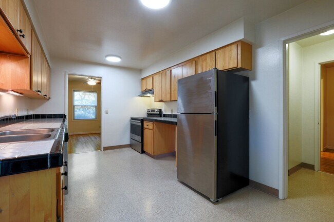 Building Photo - Chic Updated Mid-Century Townhouse in Cedar Hills!