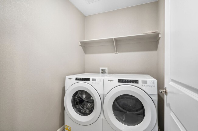Building Photo - Spacious 4BD Bennet Floorplan with Full Ba...