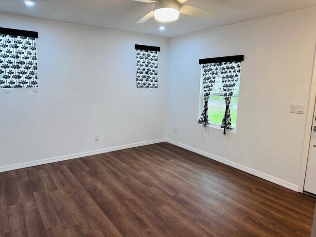 Building Photo - 329 NE 2nd St