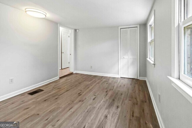 Building Photo - 2312 Wayside Dr