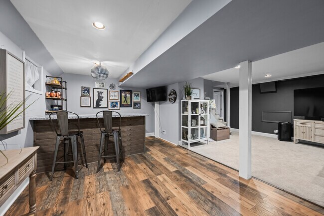 Building Photo - 250 Roslara Ct
