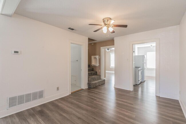 Building Photo - 2 bedroom 1 bath duplex in Arlington Heights