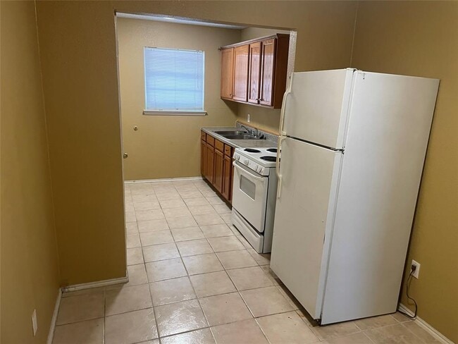 Building Photo - 908 N Zang Blvd
