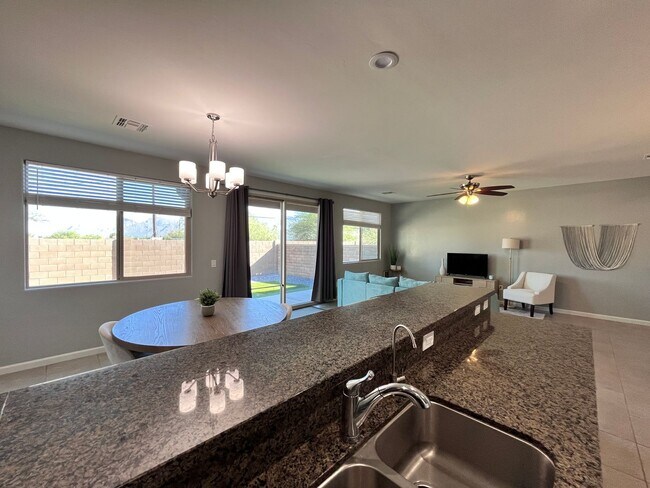 Building Photo - Central- FURNISHED 4 bedroom/ 3 bathroom h...