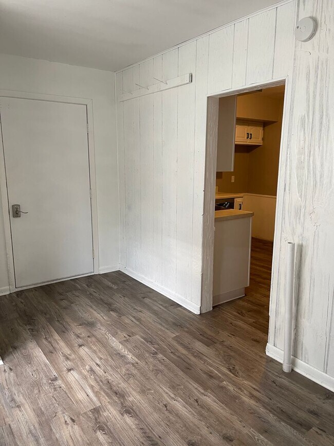 Building Photo - 612 S 8th St