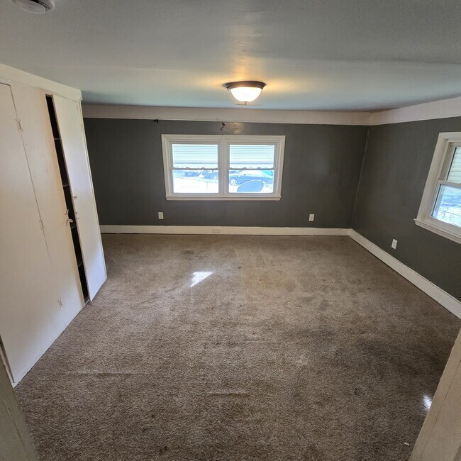 Building Photo - Great Craftsman style home with large private yard that's partially fenced.