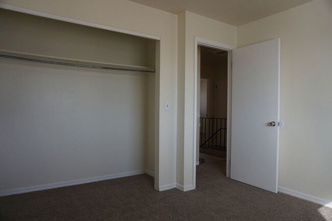 Building Photo - West Jordan 5 Bedroom Townhome