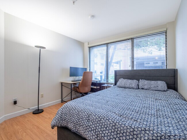 Building Photo - 300 Broad St