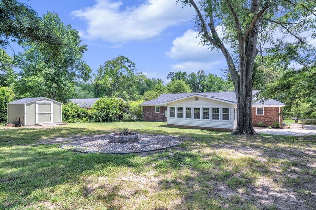 Building Photo - Beautiful 5 Bedroom 3 Bathroom Retreat with Fenced Backyard $2,200/mo rent