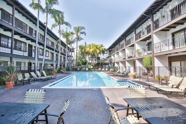 Building Photo - Los Caballeros #001